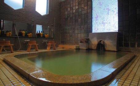 "Yaku-to" (Medicated hot spring) is known as "Kamasaki for wounds"