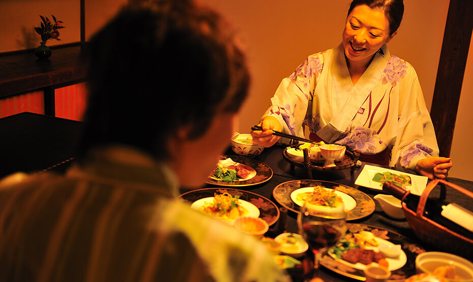 朝夕のお食事は個室料亭でゆったりと