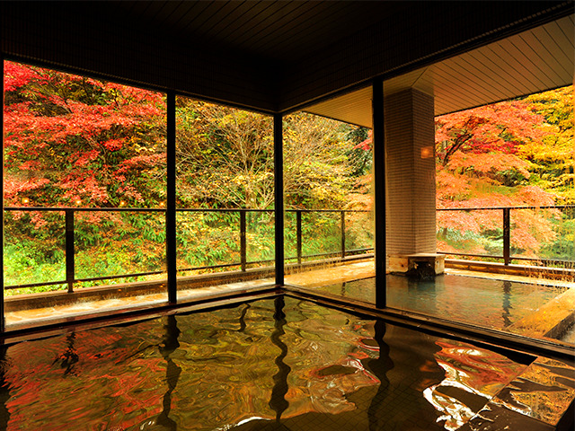 湯主一條　露天風呂の紅葉