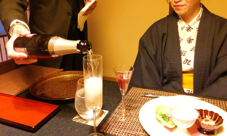 朝夕のお食事は個室料亭でゆったりと