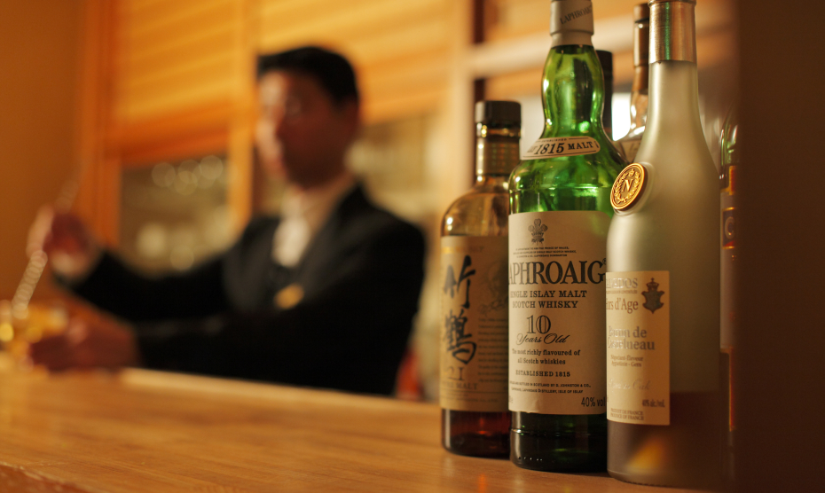 静かなBARで、お父様と特別な1杯。